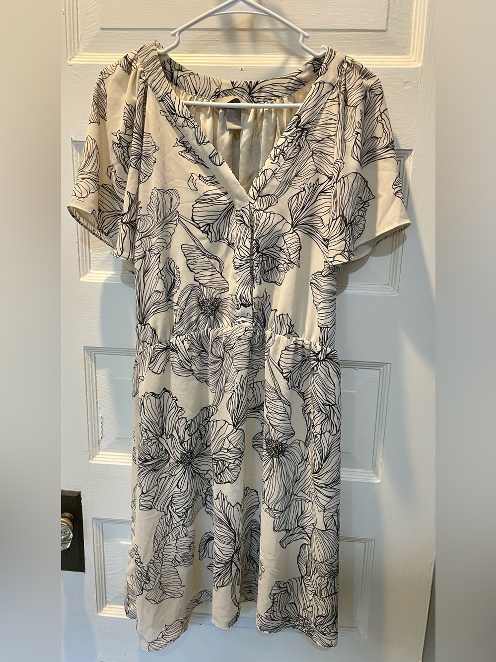 H&M Cream and Black Floral V-Neck Knee Length Dress, Large